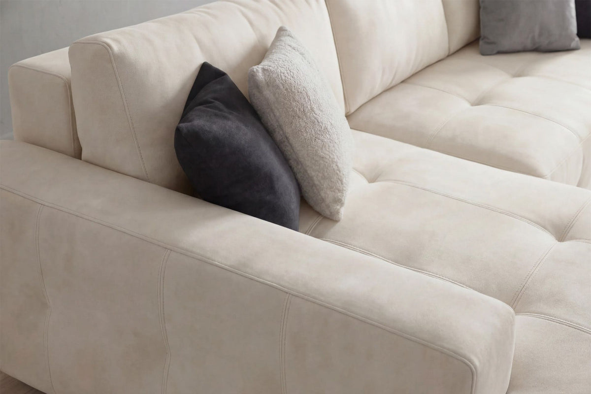 Ecru-farbenes Eck-Schlafsofa Magnum von Hanah Home mit Polyesterbezug, Buchenholzgestell und Kunststoffbeinen, links ausgerichtet.