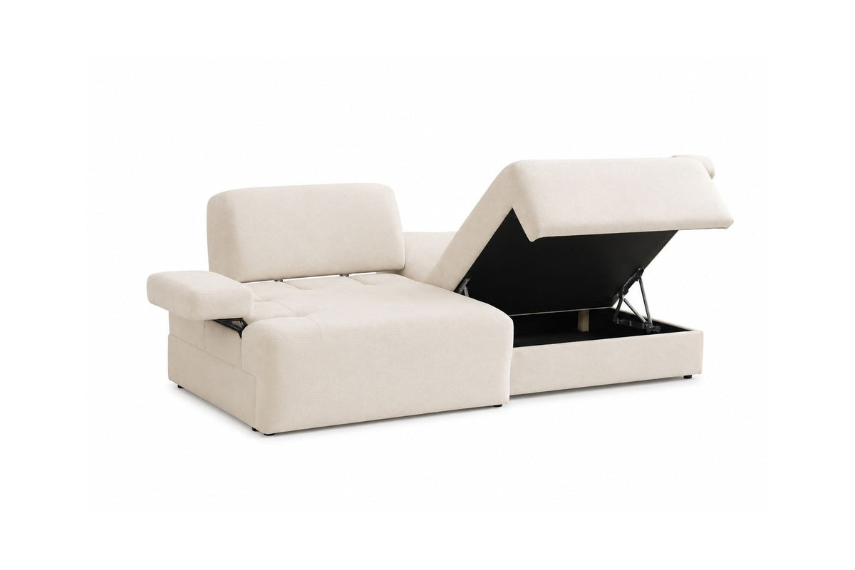 Cremefarbenes 3-Sitzer Sofa aus Polyesterstoff mit Buchenholzgestell, niedrigen Kunststoffbeinen und zwei Kissen.