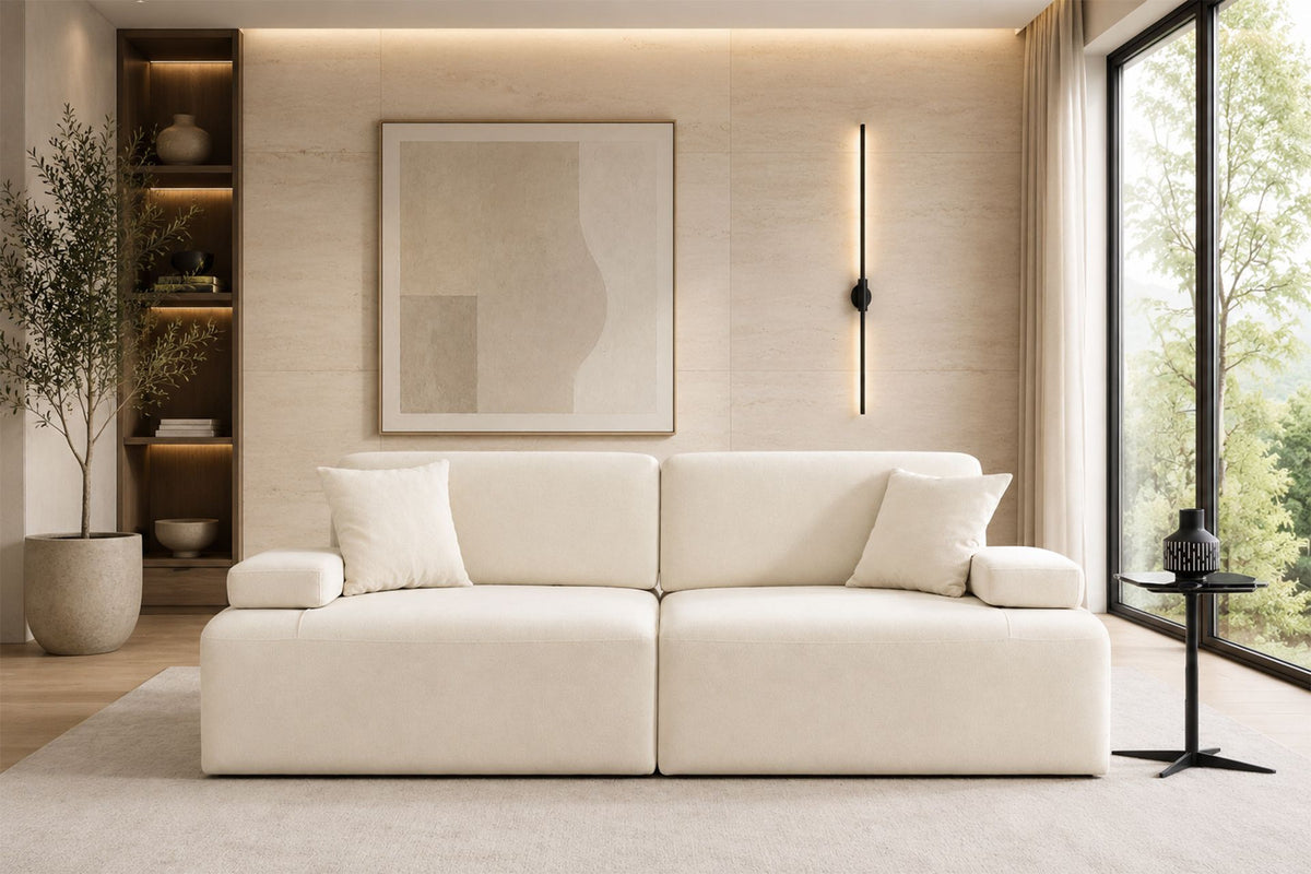 Cremefarbenes 3-Sitzer Sofa aus Polyesterstoff mit Buchenholzgestell, niedrigen Kunststoffbeinen und zwei Kissen.
