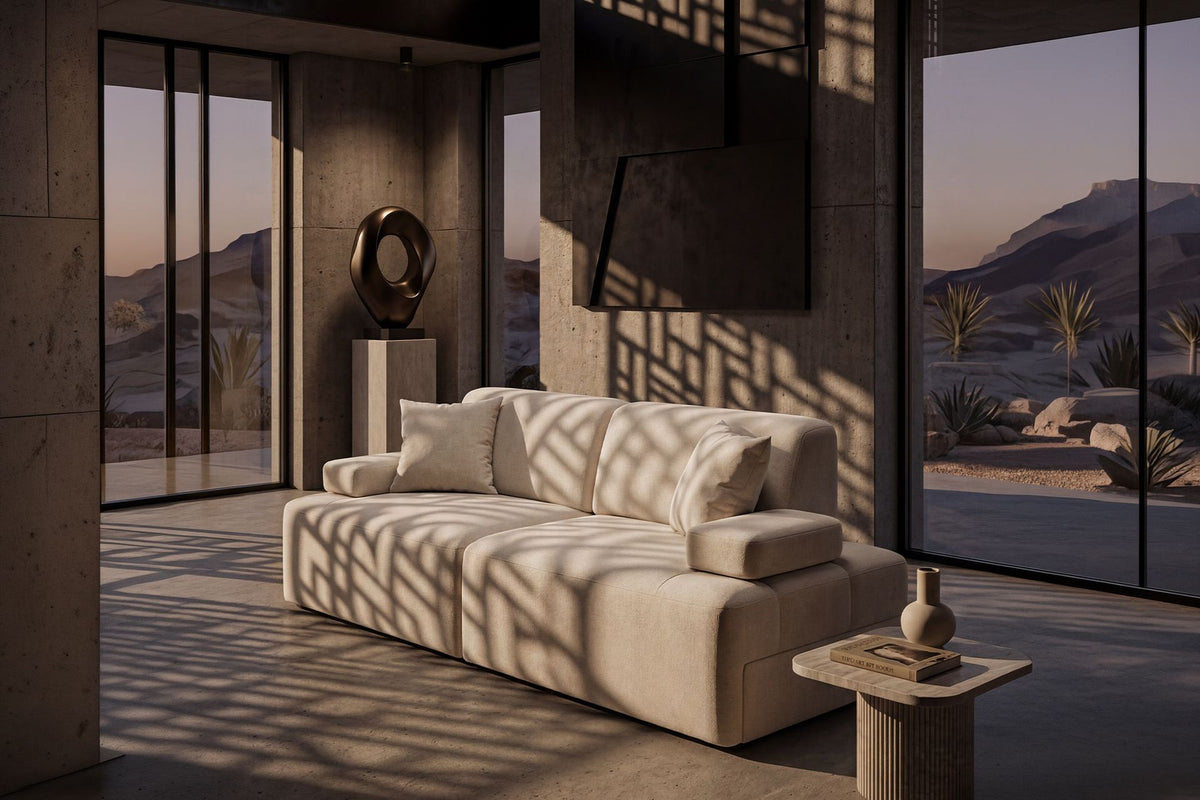 Cremefarbenes 3-Sitzer Sofa aus Polyesterstoff mit Buchenholzgestell, niedrigen Kunststoffbeinen und zwei Kissen.