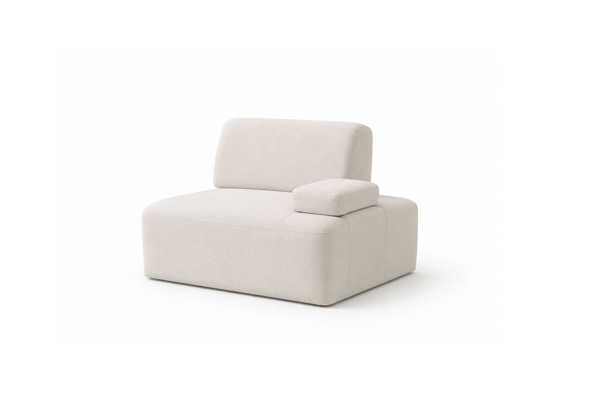 Cremefarbenes 3-Sitzer Sofa aus Polyesterstoff mit Buchenholzgestell, niedrigen Kunststoffbeinen und zwei Kissen.