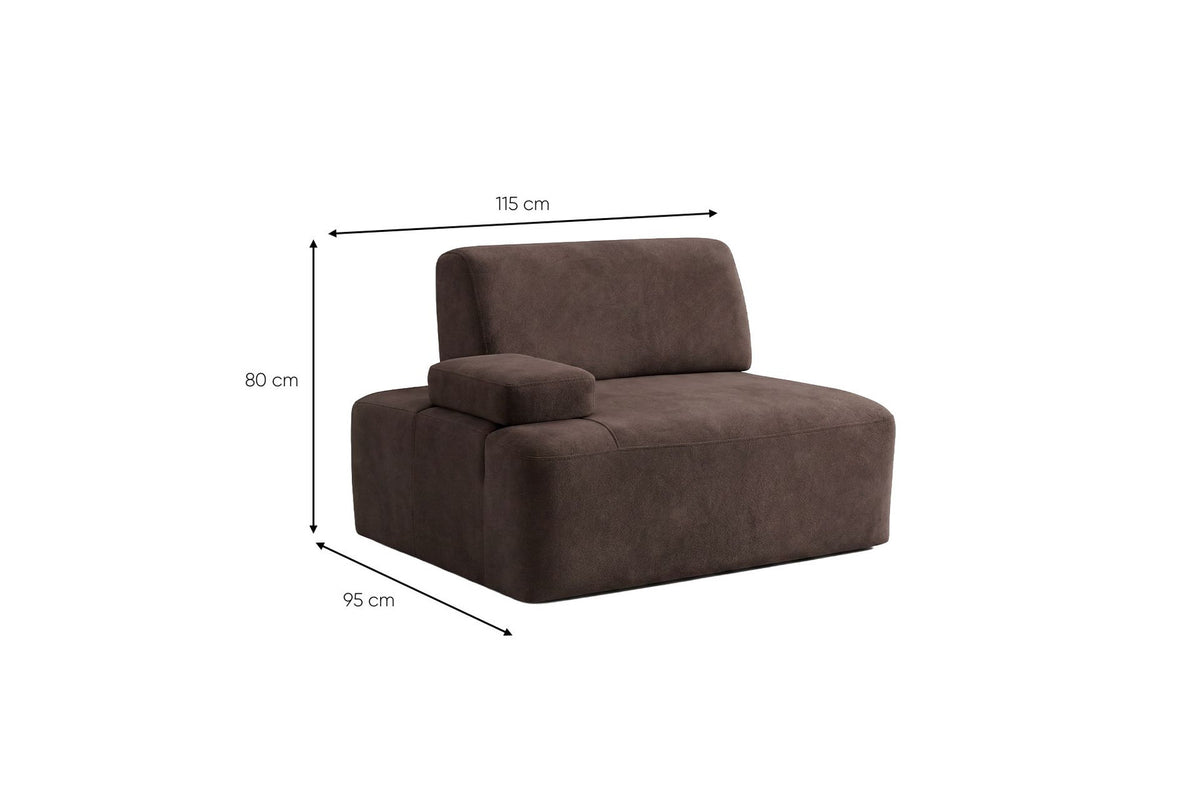 Braunes 3-Sitzer Sofa Madlen von Hanah Home mit niedrigen Kunststoffbeinen, Polyesterbezug, zwei Kissen und sichtbarem Gestell aus Buchenholz.
