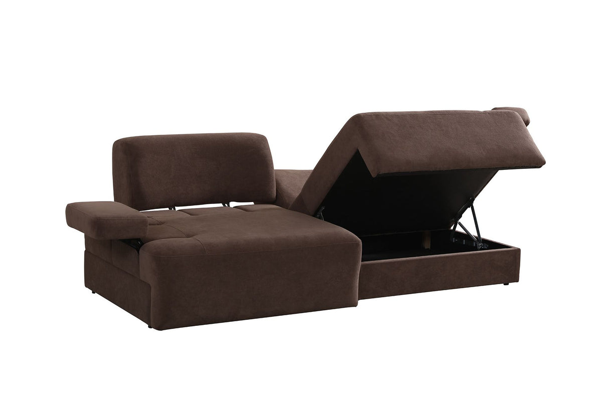 Braunes 3-Sitzer Sofa Madlen von Hanah Home mit niedrigen Kunststoffbeinen, Polyesterbezug, zwei Kissen und sichtbarem Gestell aus Buchenholz.