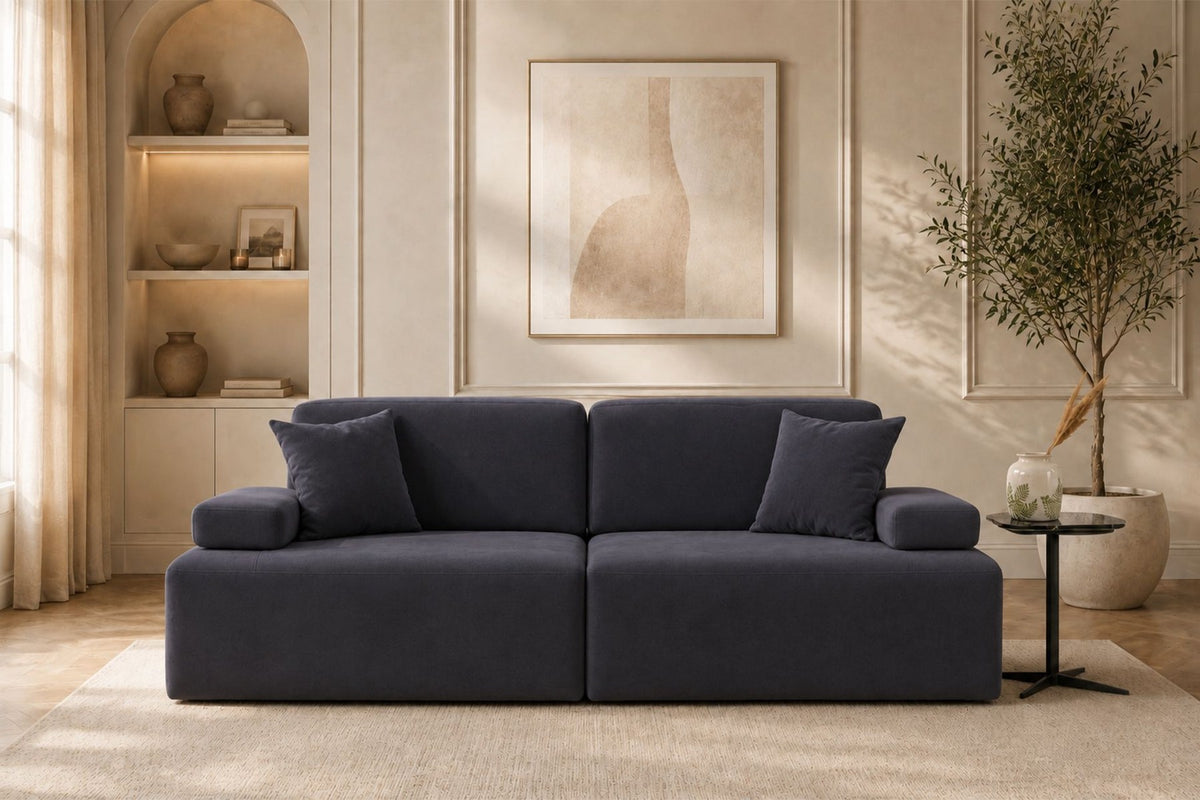 Petrolblaues 3-Sitzer Sofa Madlen von Hanah Home mit niedrigen Kunststoffbeinen, Polyesterbezug und zwei Kissen auf hellem Hintergrund.