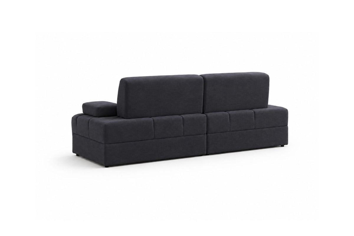 Petrolblaues 3-Sitzer Sofa Madlen von Hanah Home mit niedrigen Kunststoffbeinen, Polyesterbezug und zwei Kissen auf hellem Hintergrund.