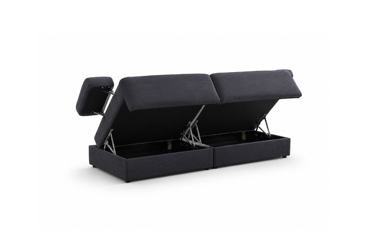 Petrolblaues 3-Sitzer Sofa Madlen von Hanah Home mit niedrigen Kunststoffbeinen, Polyesterbezug und zwei Kissen auf hellem Hintergrund.