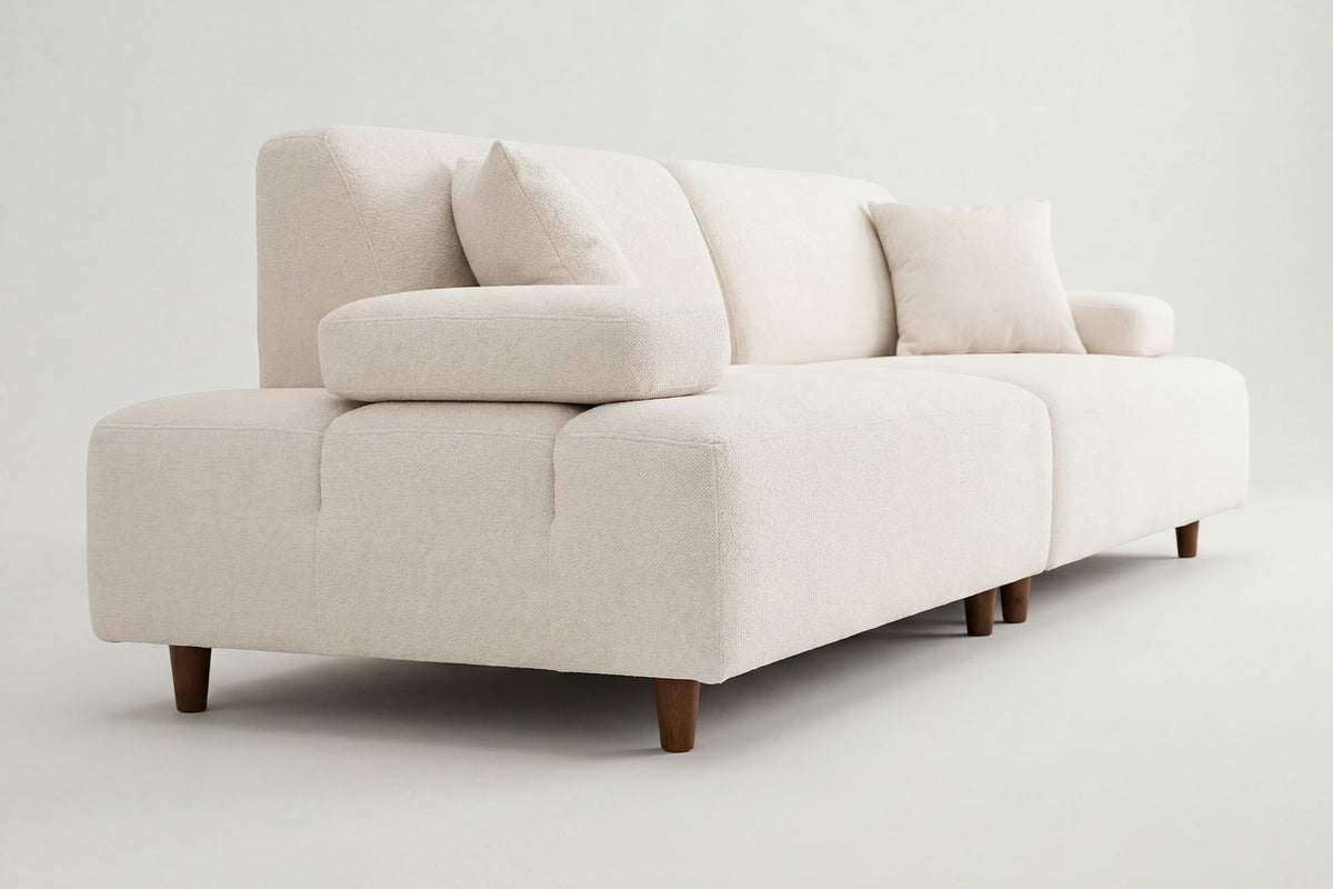 Cremefarbenes 3-Sitzer-Sofa Madlen von Hanah Home mit Polyesterbezug, Kunststoffbeinen und zwei Kissen auf Buchenholzgestell