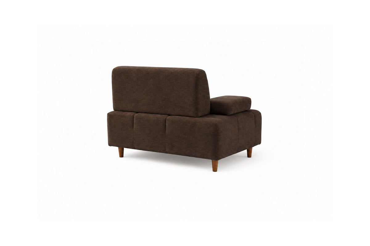 Braunes 3-Sitzer-Sofa Madlen von Hanah Home mit Polyesterbezug, Buchenholzgestell, hohen Kunststoffbeinen und zwei losen Kissen.