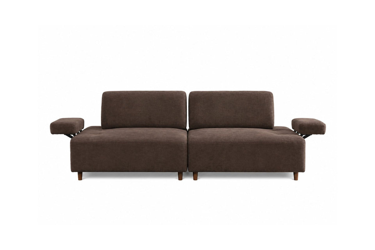 Braunes 3-Sitzer-Sofa Madlen von Hanah Home mit Polyesterbezug, Buchenholzgestell, hohen Kunststoffbeinen und zwei losen Kissen.