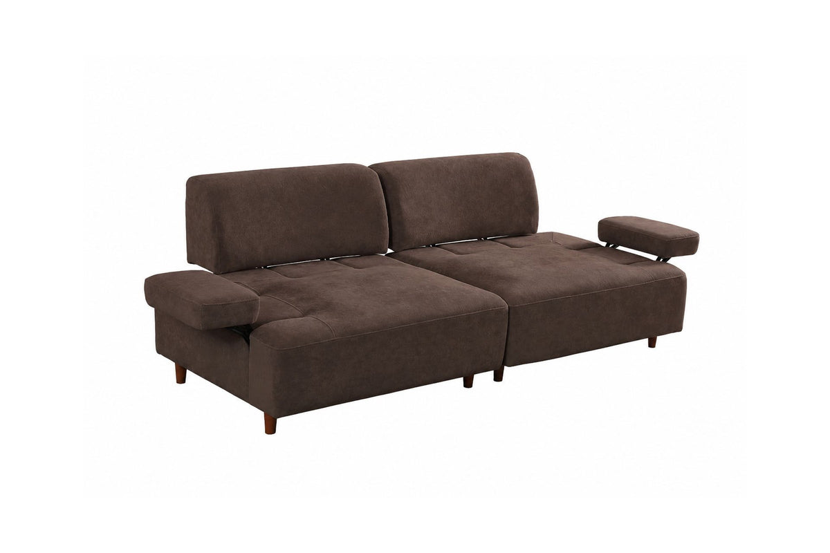 Braunes 3-Sitzer-Sofa Madlen von Hanah Home mit Polyesterbezug, Buchenholzgestell, hohen Kunststoffbeinen und zwei losen Kissen.