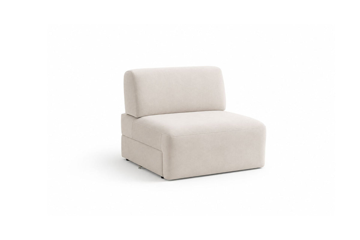 Cremefarbenes Madlen 4-Sitzer Sofa von Hanah Home mit niedrigen Kunststoffbeinen, Polyesterbezug und zwei Kissen auf hellem Untergrund.