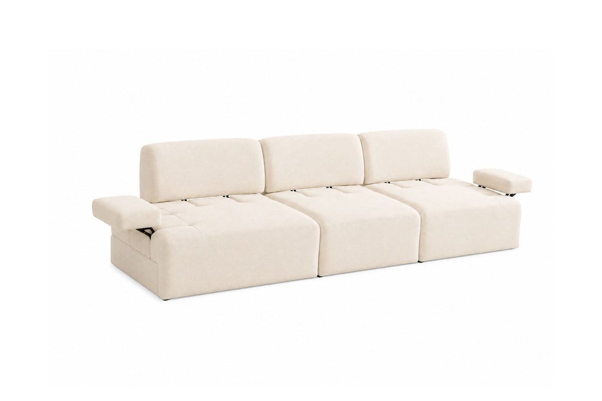 Cremefarbenes Madlen 4-Sitzer Sofa von Hanah Home mit niedrigen Kunststoffbeinen, Polyesterbezug und zwei Kissen auf hellem Untergrund.