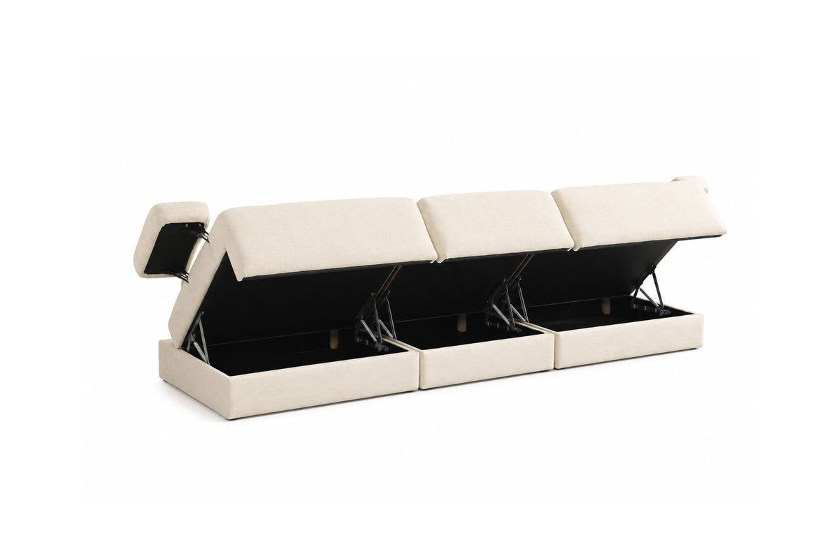 Cremefarbenes Madlen 4-Sitzer Sofa von Hanah Home mit niedrigen Kunststoffbeinen, Polyesterbezug und zwei Kissen auf hellem Untergrund.