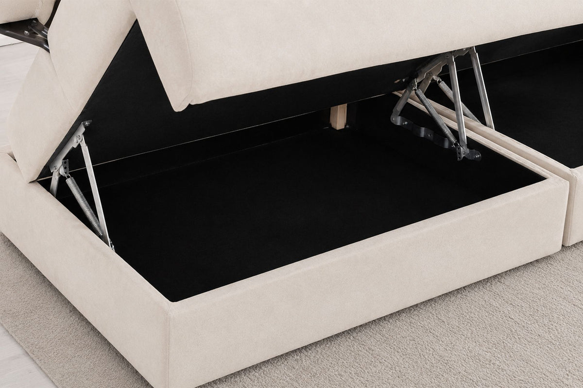 Cremefarbenes Madlen 4-Sitzer Sofa von Hanah Home mit niedrigen Kunststoffbeinen, Polyesterbezug und zwei Kissen auf hellem Untergrund.