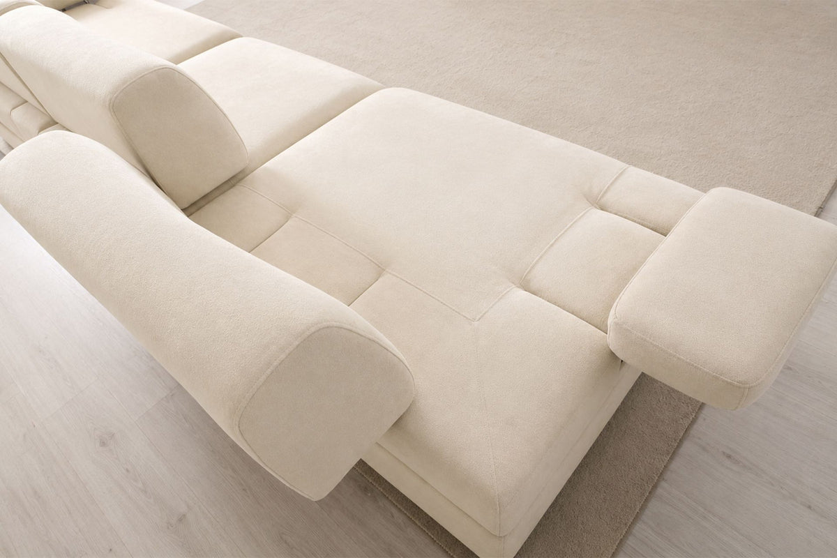 Cremefarbenes Madlen 4-Sitzer Sofa von Hanah Home mit niedrigen Kunststoffbeinen, Polyesterbezug und zwei Kissen auf hellem Untergrund.