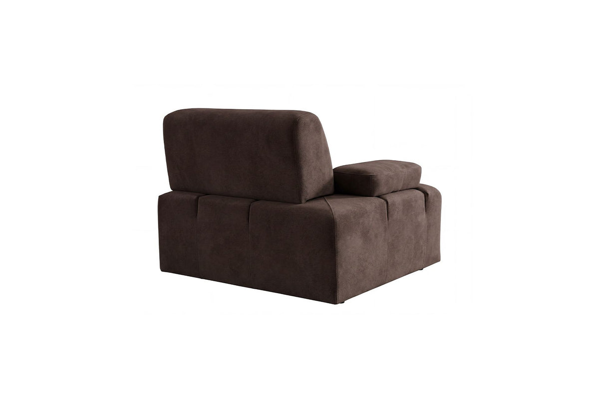 Braunes Polyester-Sofa Madlen von Hanah Home, 4-Sitzer mit niedrigen Kunststoffbeinen, Buchenholz-Gestell und zwei Kissen.