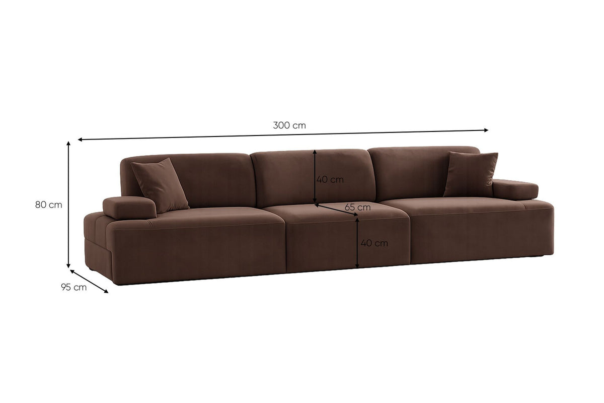 Braunes Polyester-Sofa Madlen von Hanah Home, 4-Sitzer mit niedrigen Kunststoffbeinen, Buchenholz-Gestell und zwei Kissen.