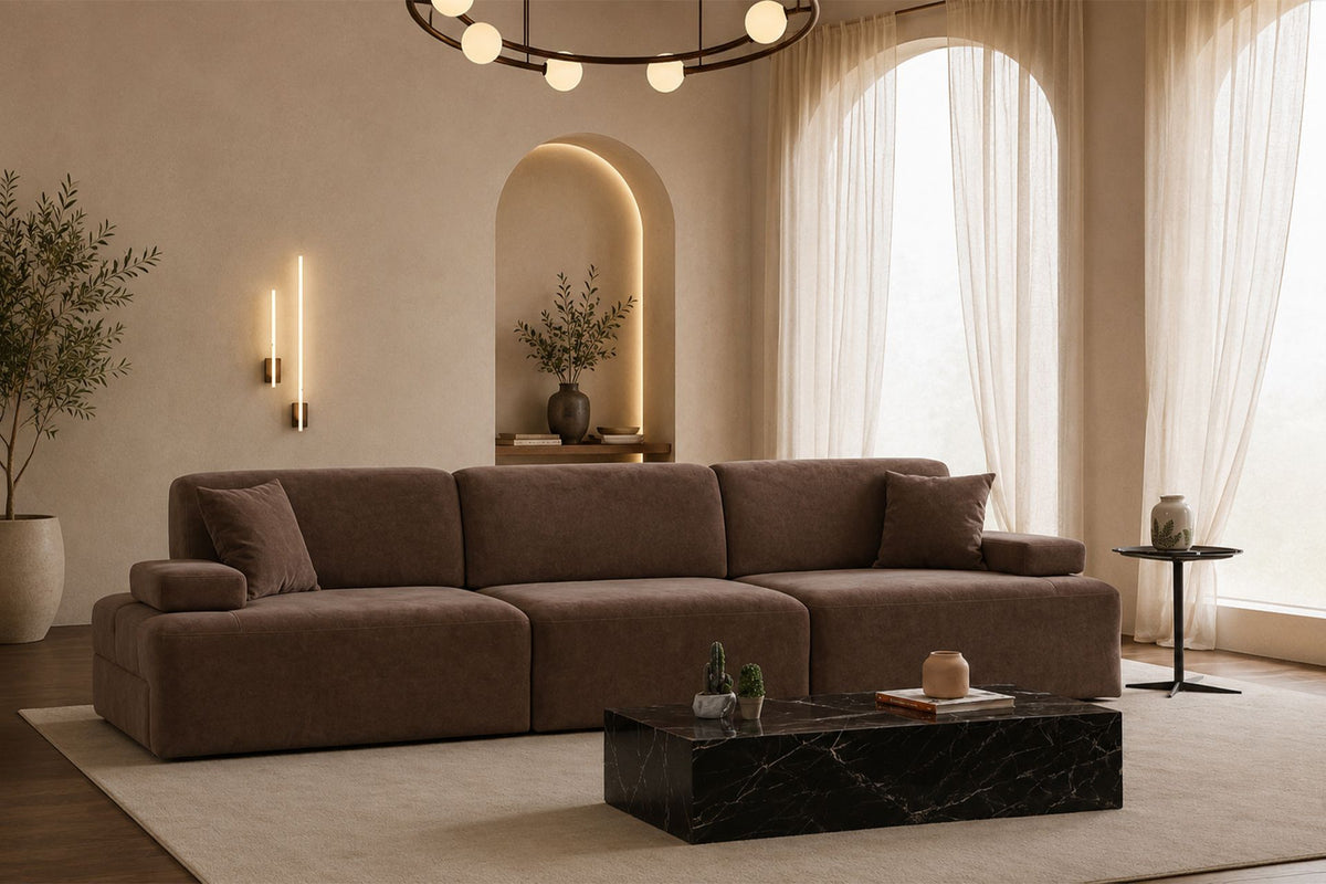 Braunes Polyester-Sofa Madlen von Hanah Home, 4-Sitzer mit niedrigen Kunststoffbeinen, Buchenholz-Gestell und zwei Kissen.