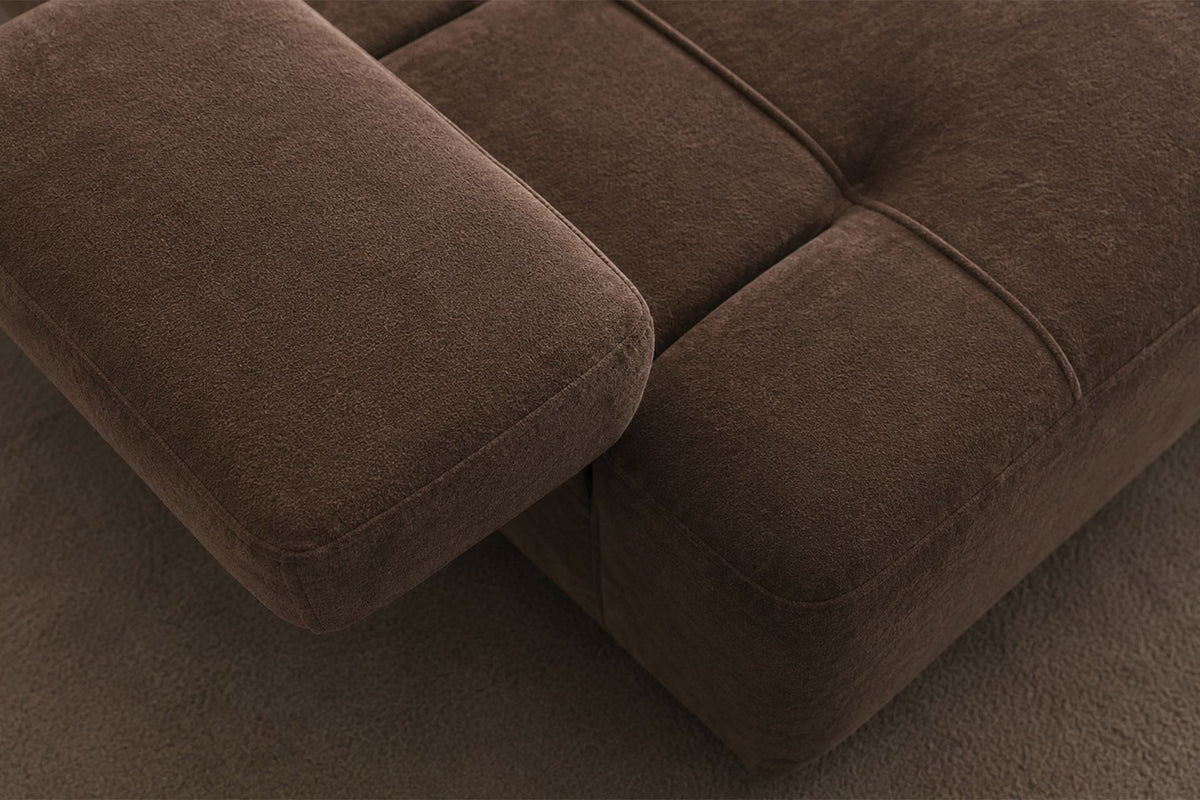 Braunes Polyester-Sofa Madlen von Hanah Home, 4-Sitzer mit niedrigen Kunststoffbeinen, Buchenholz-Gestell und zwei Kissen.