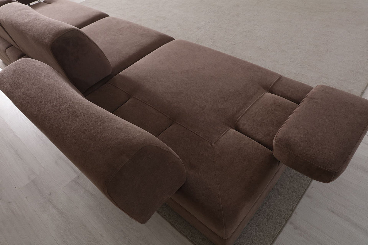Braunes Polyester-Sofa Madlen von Hanah Home, 4-Sitzer mit niedrigen Kunststoffbeinen, Buchenholz-Gestell und zwei Kissen.