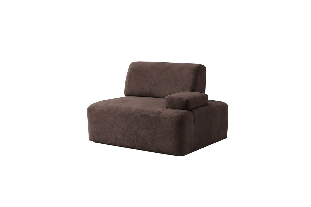 Braunes Polyester-Sofa Madlen von Hanah Home, 4-Sitzer mit niedrigen Kunststoffbeinen, Buchenholz-Gestell und zwei Kissen.