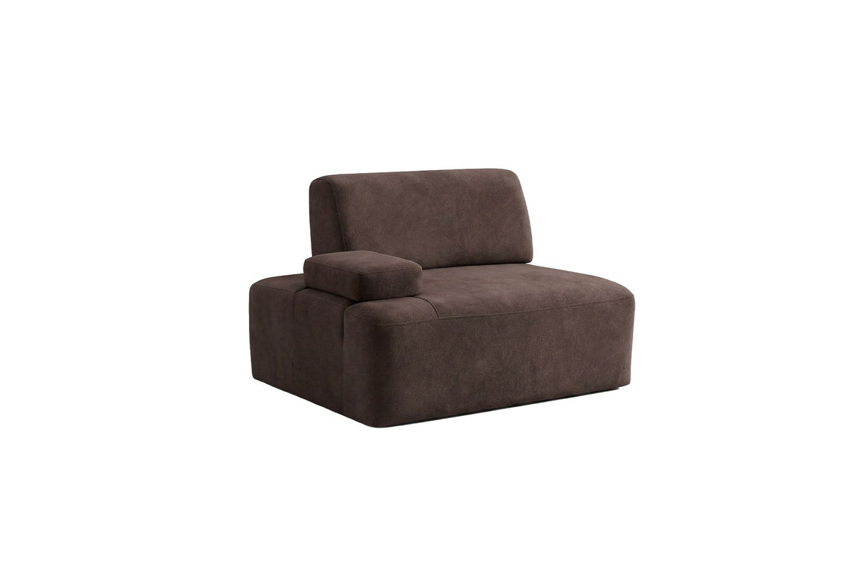 Braunes Polyester-Sofa Madlen von Hanah Home, 4-Sitzer mit niedrigen Kunststoffbeinen, Buchenholz-Gestell und zwei Kissen.