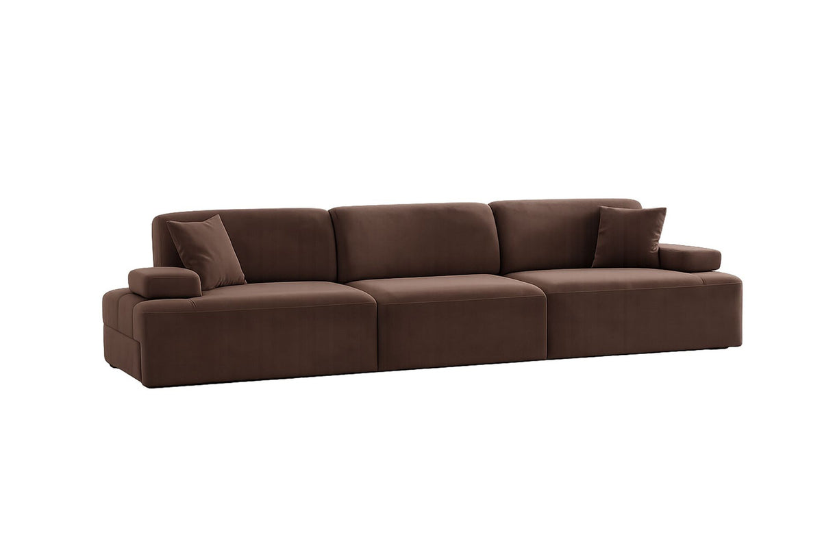 Braunes Polyester-Sofa Madlen von Hanah Home, 4-Sitzer mit niedrigen Kunststoffbeinen, Buchenholz-Gestell und zwei Kissen.