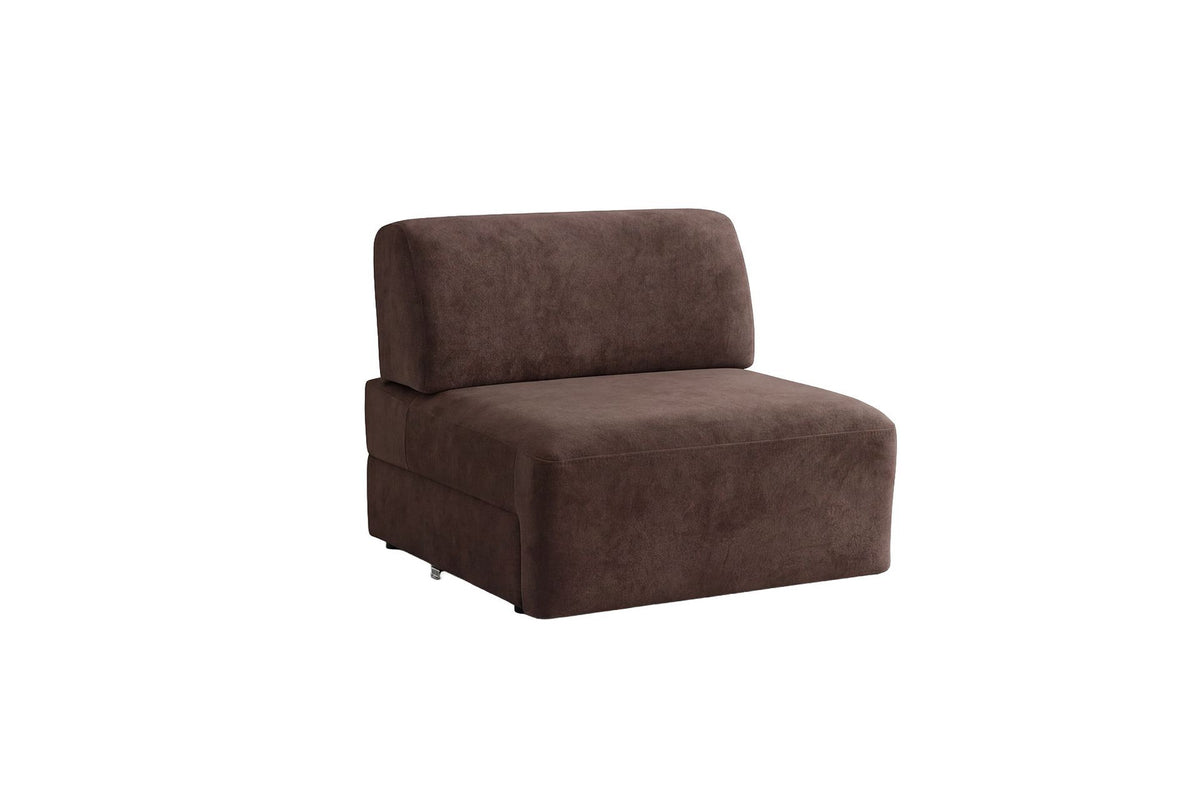 Braunes Polyester-Sofa Madlen von Hanah Home, 4-Sitzer mit niedrigen Kunststoffbeinen, Buchenholz-Gestell und zwei Kissen.