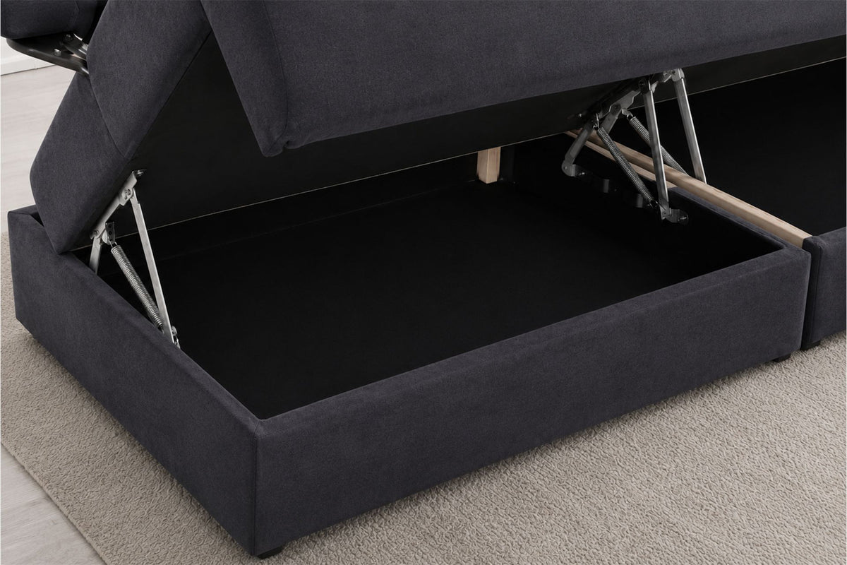 Petrolblaues 4-Sitzer Sofa Madlen mit niedrigen Kunststoffbeinen, Polyesterbezug, zwei Kissen und sichtbarem Staufach unter der Sitzfläche.