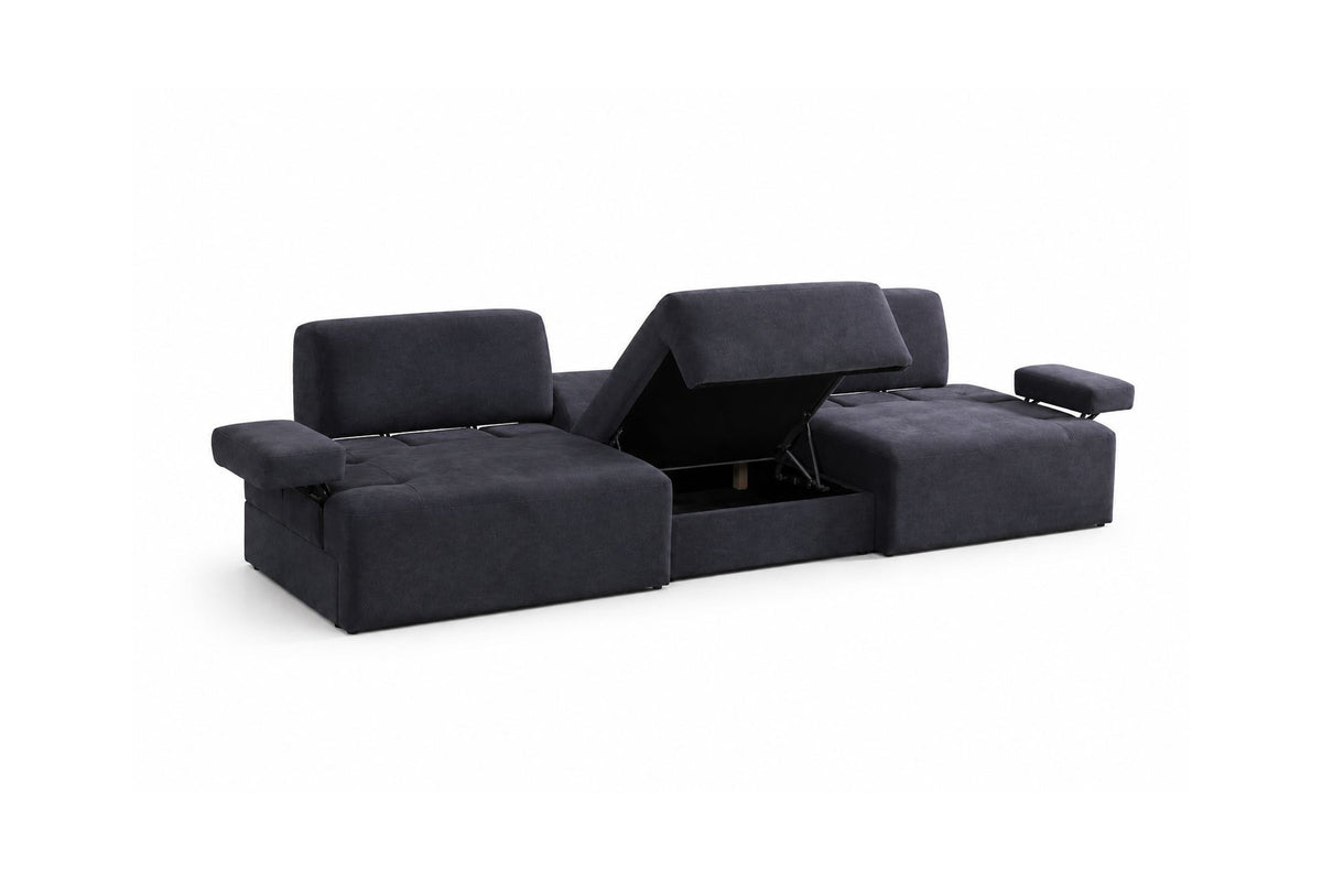 Petrolblaues 4-Sitzer Sofa Madlen mit niedrigen Kunststoffbeinen, Polyesterbezug, zwei Kissen und sichtbarem Staufach unter der Sitzfläche.