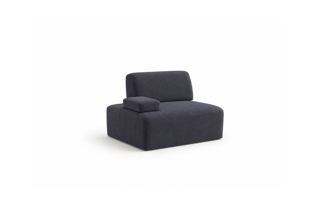 Petrolblaues 4-Sitzer Sofa Madlen mit niedrigen Kunststoffbeinen, Polyesterbezug, zwei Kissen und sichtbarem Staufach unter der Sitzfläche.
