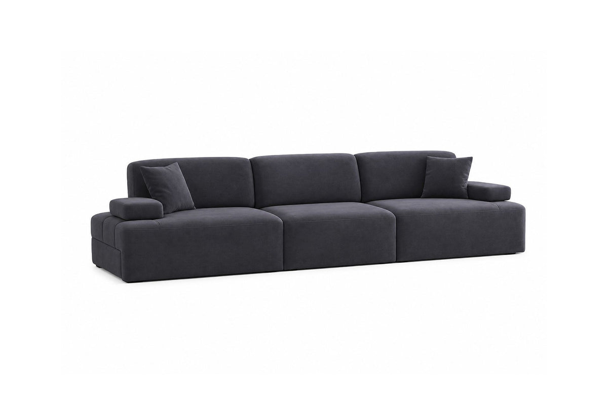 Petrolblaues 4-Sitzer Sofa Madlen mit niedrigen Kunststoffbeinen, Polyesterbezug, zwei Kissen und sichtbarem Staufach unter der Sitzfläche.