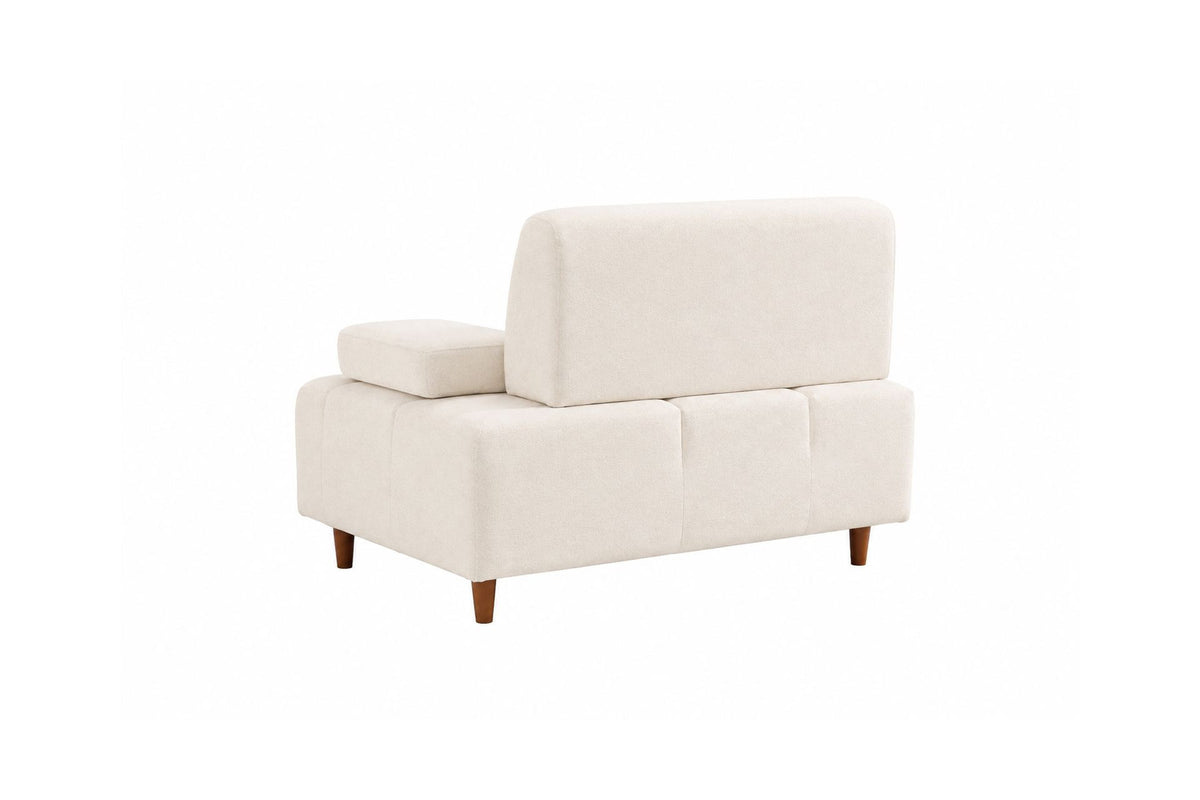 Cremefarbenes 4-Sitzer-Sofa mit hohen Kunststoffbeinen, Polyesterbezug, Buchenholzgestell und zwei losen Kissen auf hellem Hintergrund.
