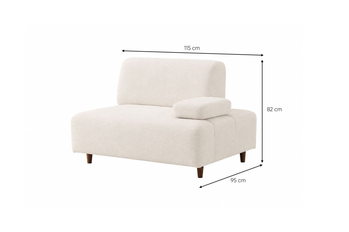 Cremefarbenes 4-Sitzer-Sofa mit hohen Kunststoffbeinen, Polyesterbezug, Buchenholzgestell und zwei losen Kissen auf hellem Hintergrund.