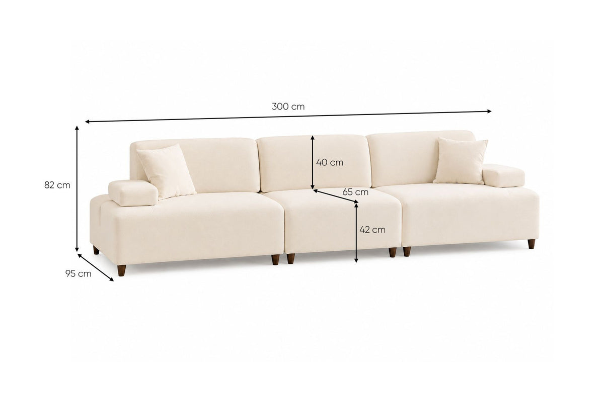 Cremefarbenes 4-Sitzer-Sofa mit hohen Kunststoffbeinen, Polyesterbezug, Buchenholzgestell und zwei losen Kissen auf hellem Hintergrund.