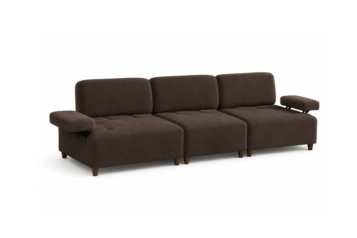 Braunes 4-Sitzer-Sofa Madlen mit hohen Kunststoffbeinen, Polyesterbezug, verstellbarer Rückenlehne und zwei losen Kissen.