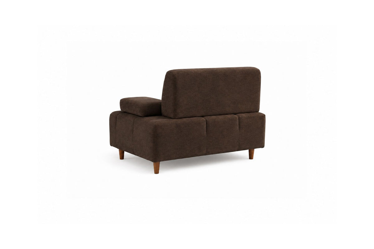 Braunes 4-Sitzer-Sofa Madlen mit hohen Kunststoffbeinen, Polyesterbezug, verstellbarer Rückenlehne und zwei losen Kissen.