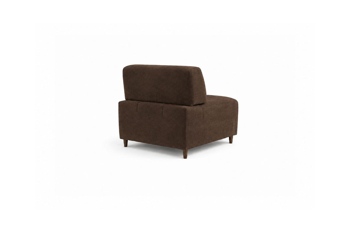 Braunes 4-Sitzer-Sofa Madlen mit hohen Kunststoffbeinen, Polyesterbezug, verstellbarer Rückenlehne und zwei losen Kissen.
