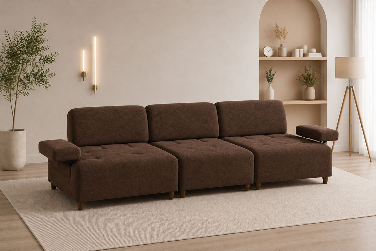 Braunes 4-Sitzer-Sofa Madlen mit hohen Kunststoffbeinen, Polyesterbezug, verstellbarer Rückenlehne und zwei losen Kissen.