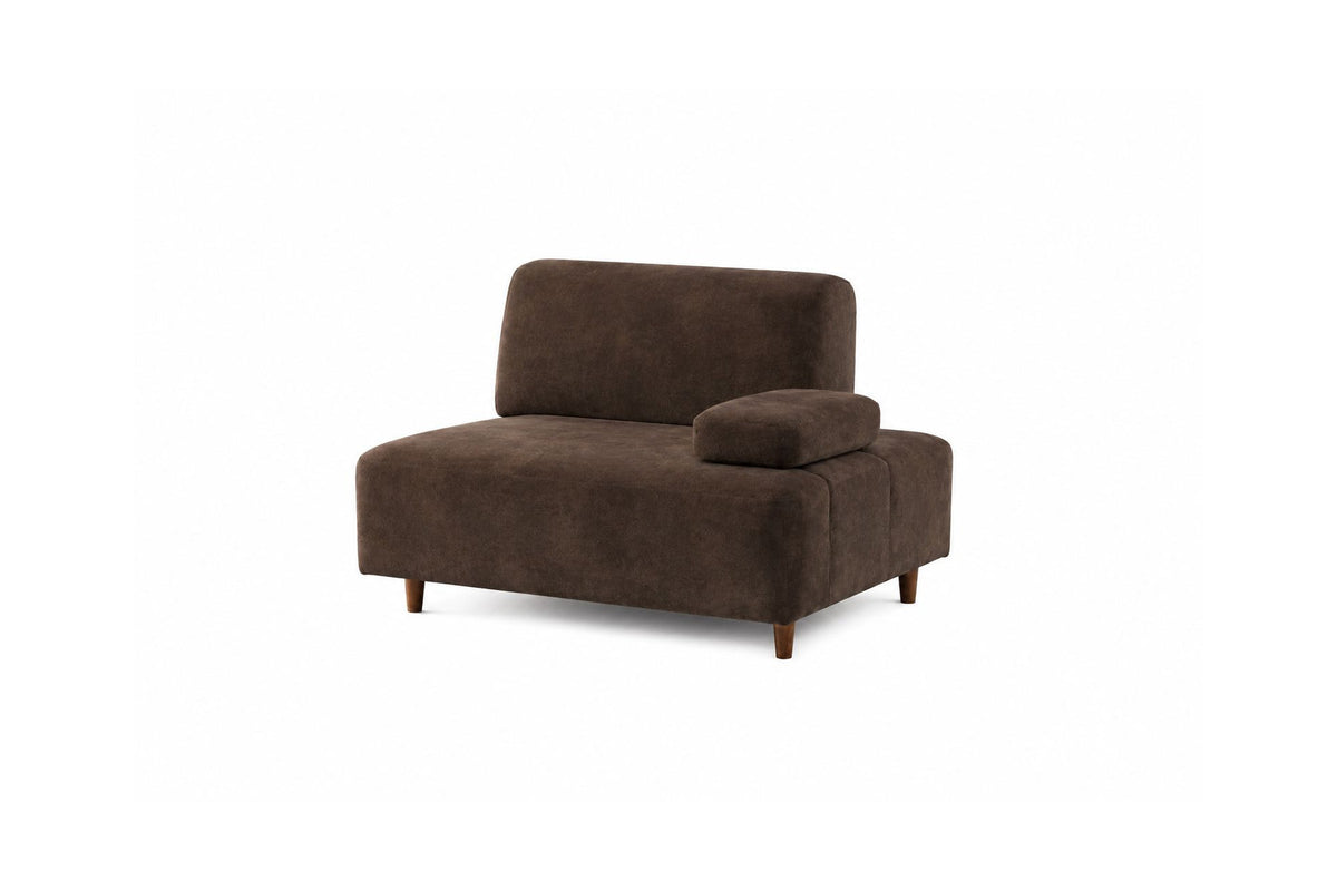 Braunes 4-Sitzer-Sofa Madlen mit hohen Kunststoffbeinen, Polyesterbezug, verstellbarer Rückenlehne und zwei losen Kissen.