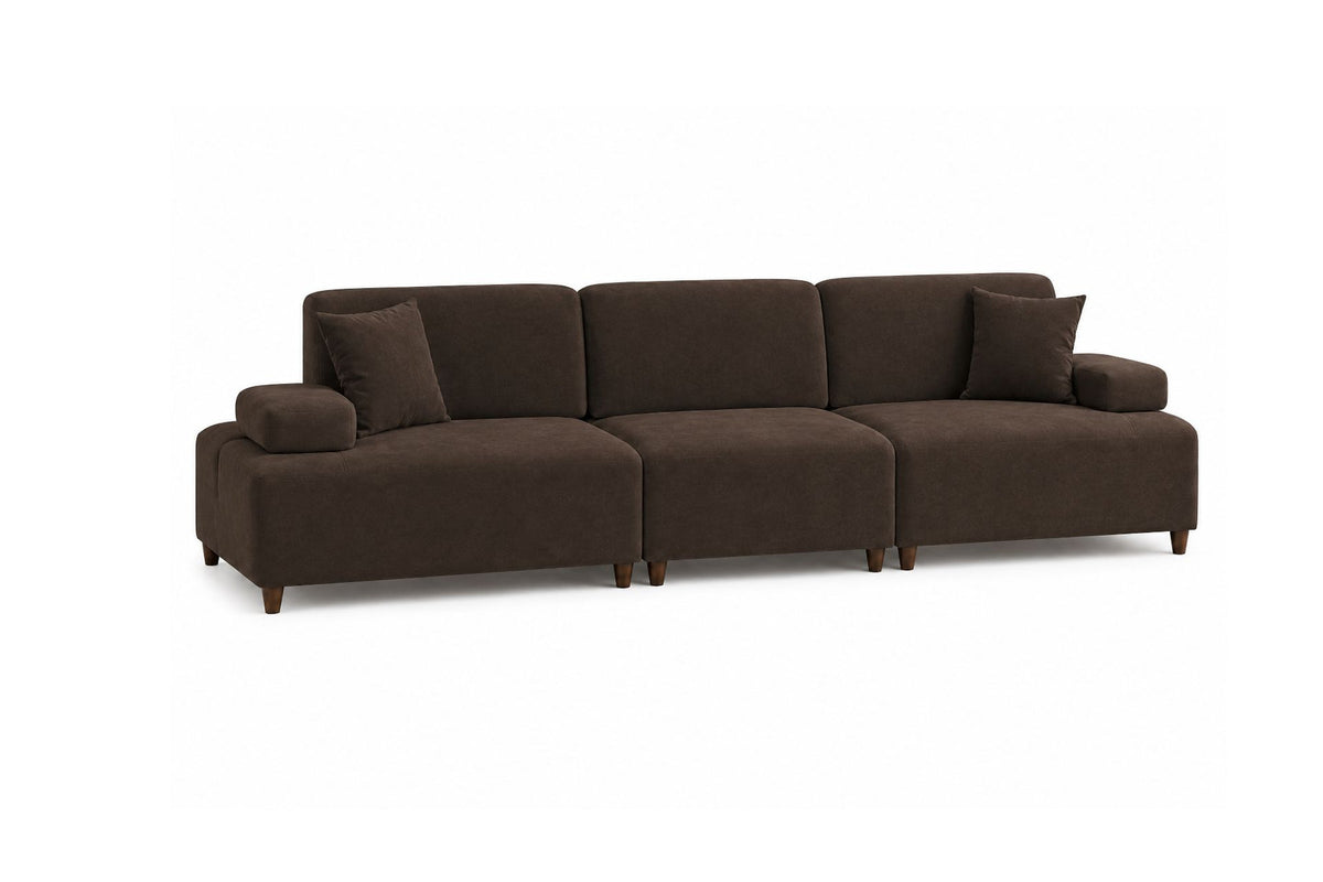 Braunes 4-Sitzer-Sofa Madlen mit hohen Kunststoffbeinen, Polyesterbezug, verstellbarer Rückenlehne und zwei losen Kissen.