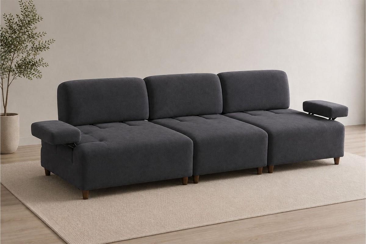 Petrolblaues 4-Sitzer-Sofa Madlen von Hanah Home mit hohen Kunststoffbeinen, Polyesterbezug, Holzgestell und zwei losen Kissen.