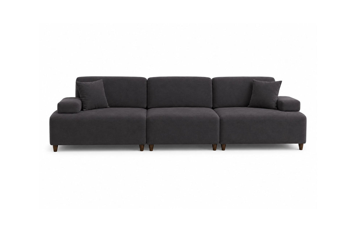 Petrolblaues 4-Sitzer-Sofa Madlen von Hanah Home mit hohen Kunststoffbeinen, Polyesterbezug, Holzgestell und zwei losen Kissen.