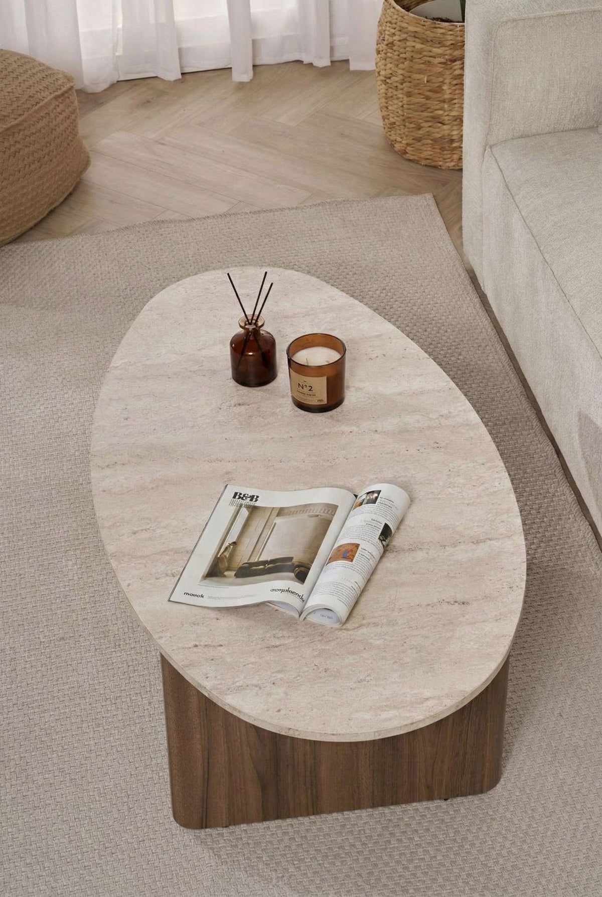 Rechteckiger Couchtisch aus melaminbeschichteter Spanplatte in Travertin-Optik mit Venezia-Nussbaum-Farbton, schlichte moderne Form.