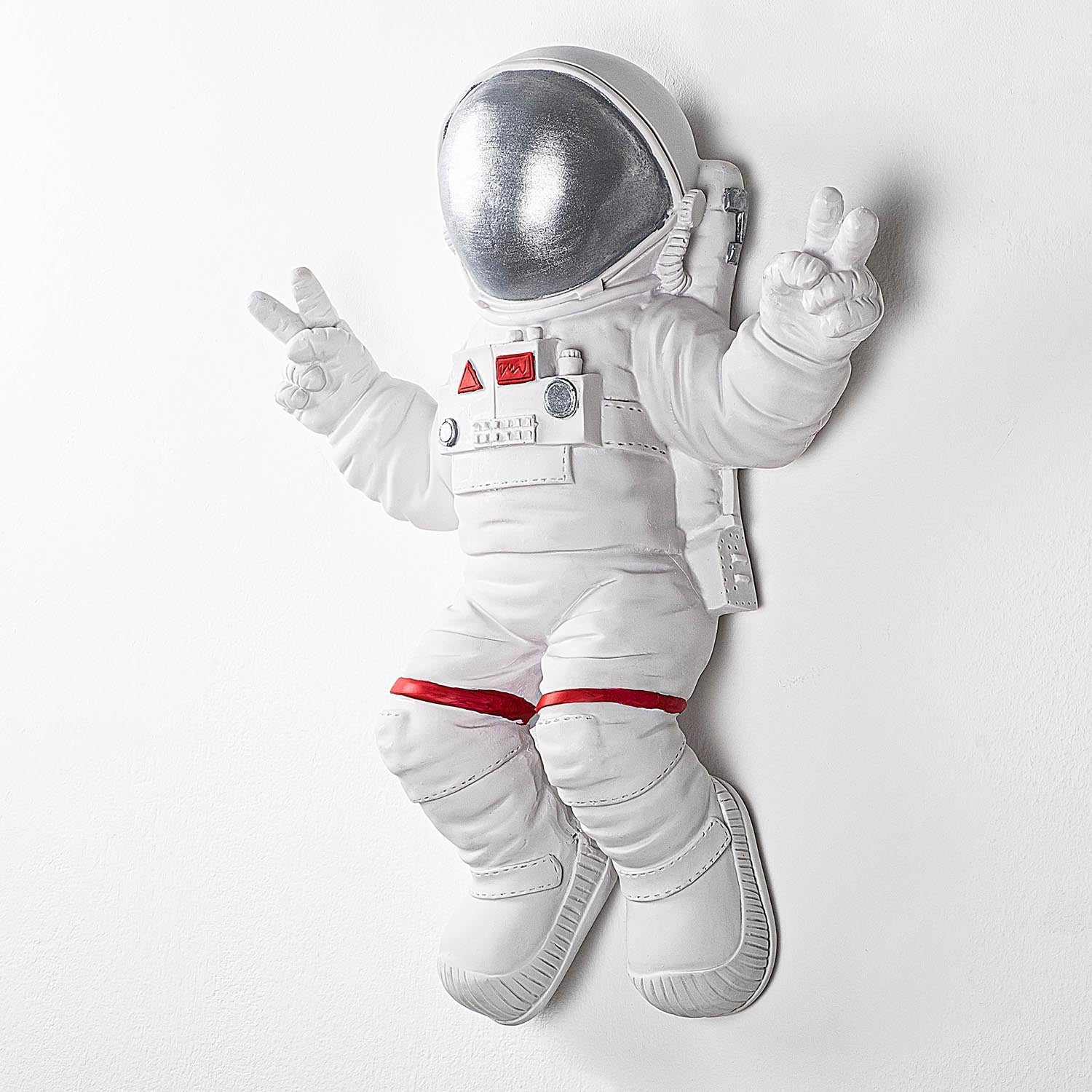 Verleihen Sie Ihrem Raum mit der einzigartigen Wanddeko "Peace Sign Astronaut" in Weiß und Grau von Wallity einen Hauch von Eleganz und Stil.