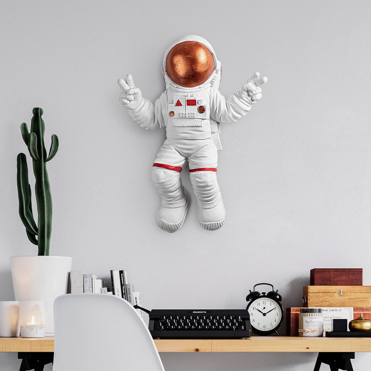 Peace Sign Astronaut Wanddeko - Weiss
Bronze in Weiss / Bronze präsentiert im Onlineshop von KAQTU Design AG. Wanddeko ist von Wallity