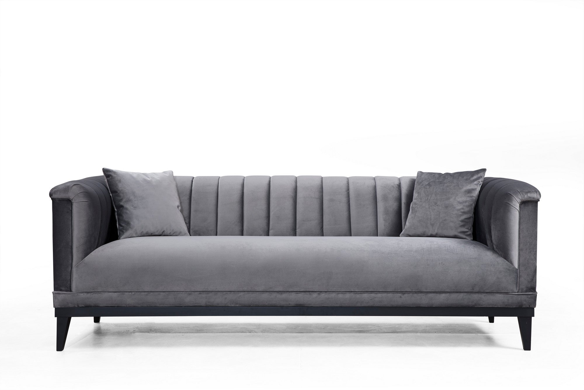 Entdecken Sie das elegante 3-Sitzer-Sofa "Trendy - Dark Grey" von Atelier Del Sofa. Ideal für stilvolle Wohnräume, vereint es Komfort und Funktionalität.