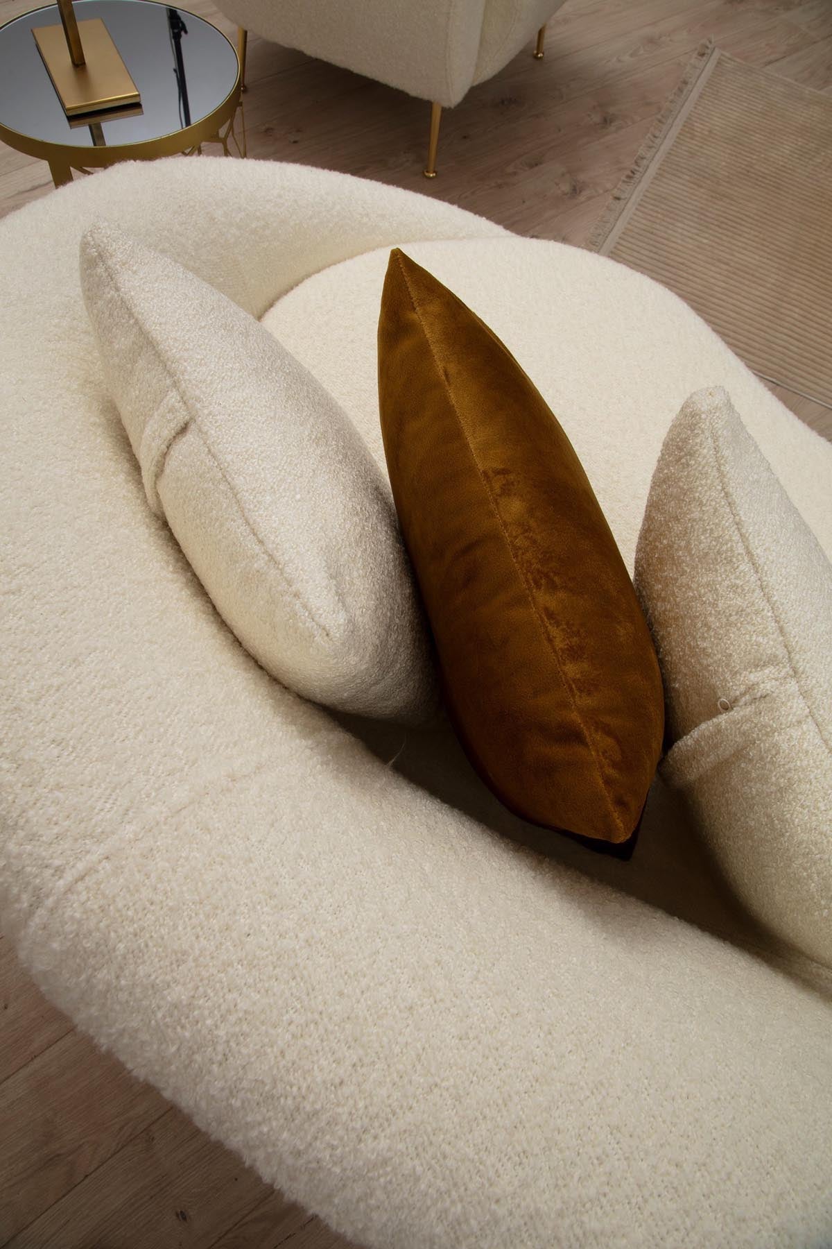 Entdecken Sie das Eses 3er Sofa in Sahne von Atelier Del Sofa – ein elegantes Möbelstück, das Luxus und skandinavischen Charme vereint.