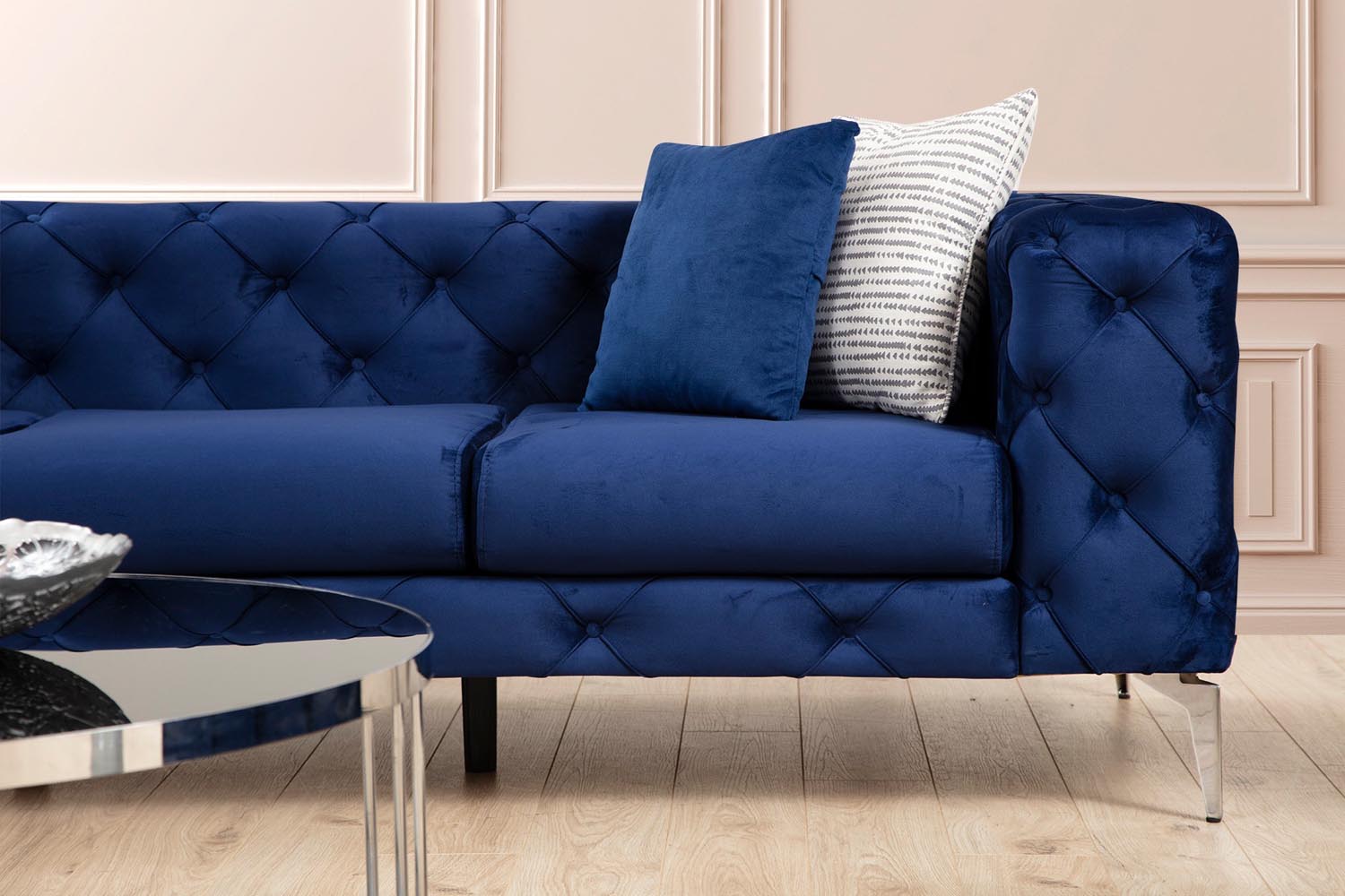Entdecken Sie das Como 3-Sitzer-Sofa in Navy Blue von Atelier Del Sofa – der Inbegriff von Eleganz und Komfort für Ihr Zuhause.