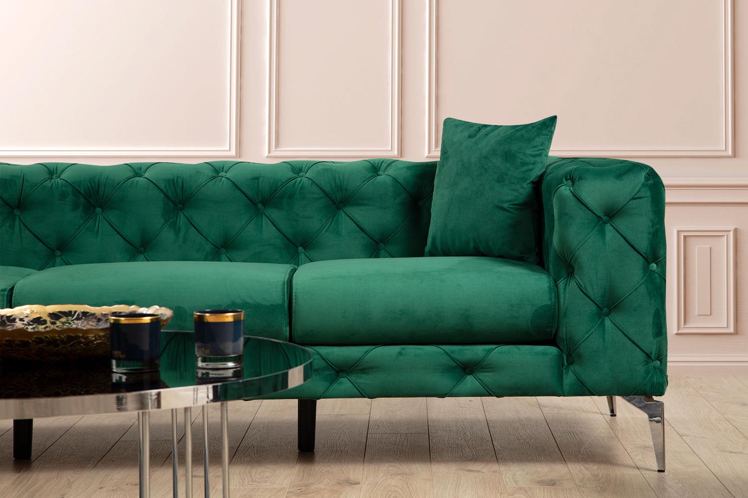 Entdecken Sie das Como - Green Sofa: Ein stilvolles 3-Sitzer-Sofa, das mit seinem eleganten Design und unvergleichlichem Komfort Ihr Zuhause bereichert.